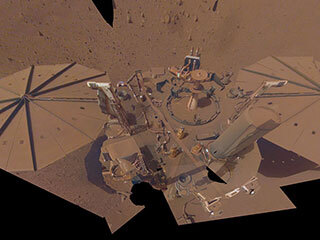 NASA 的 InSight 火星着陆器在 2022 年 4 月 24 日拍摄了这张最后的自拍照，这是该任务的第 1,211 个火星日。